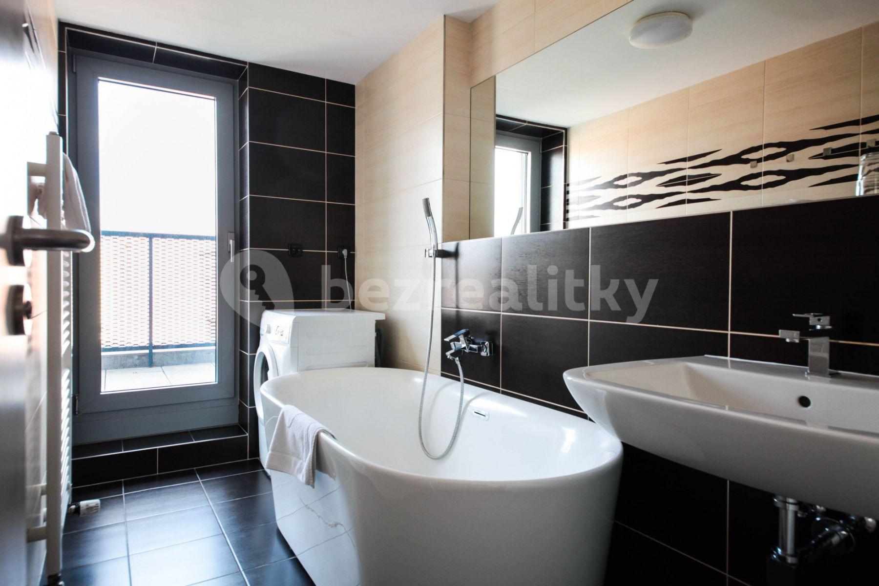 4 bedroom flat to rent, 190 m², Křižíkova a, Prague, Prague