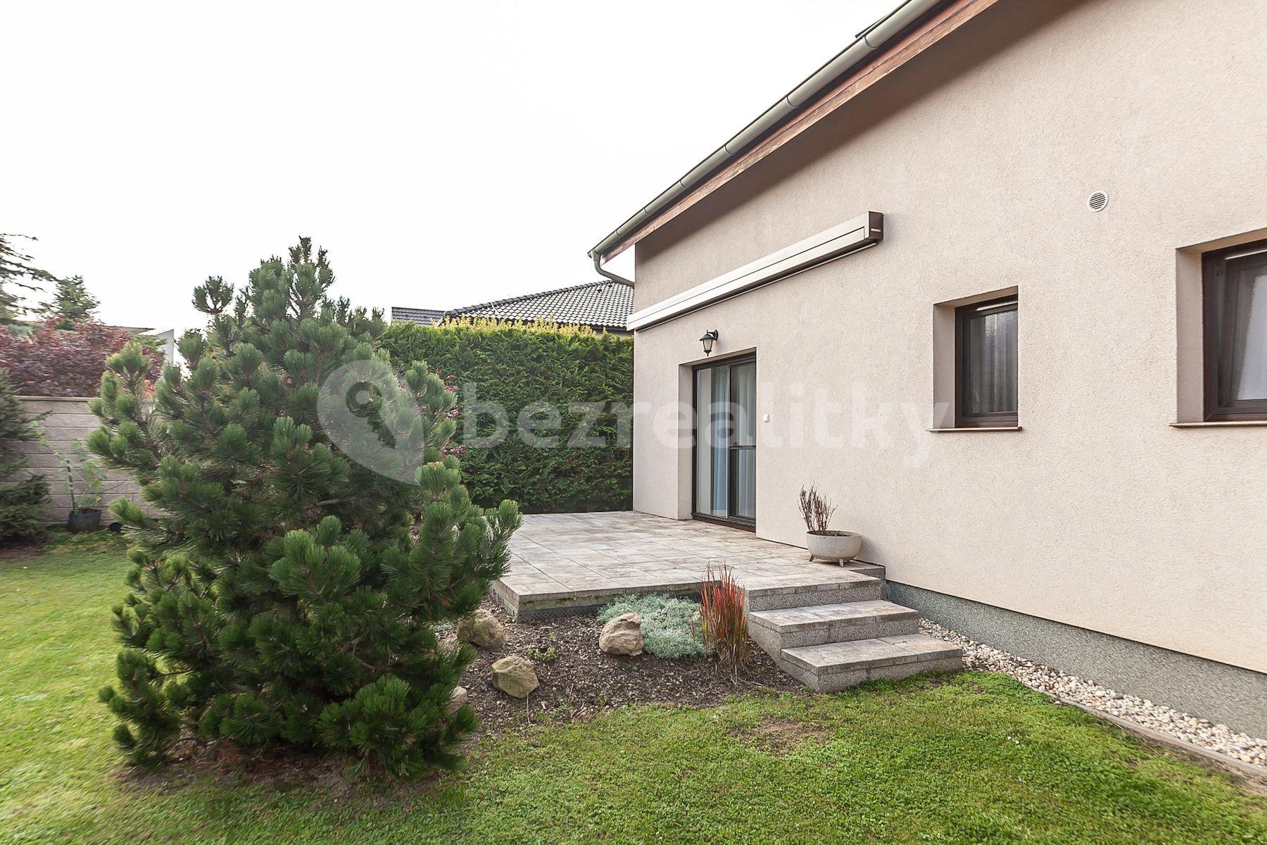 house for sale, 207 m², K Sádku, Šestajovice, Středočeský Region