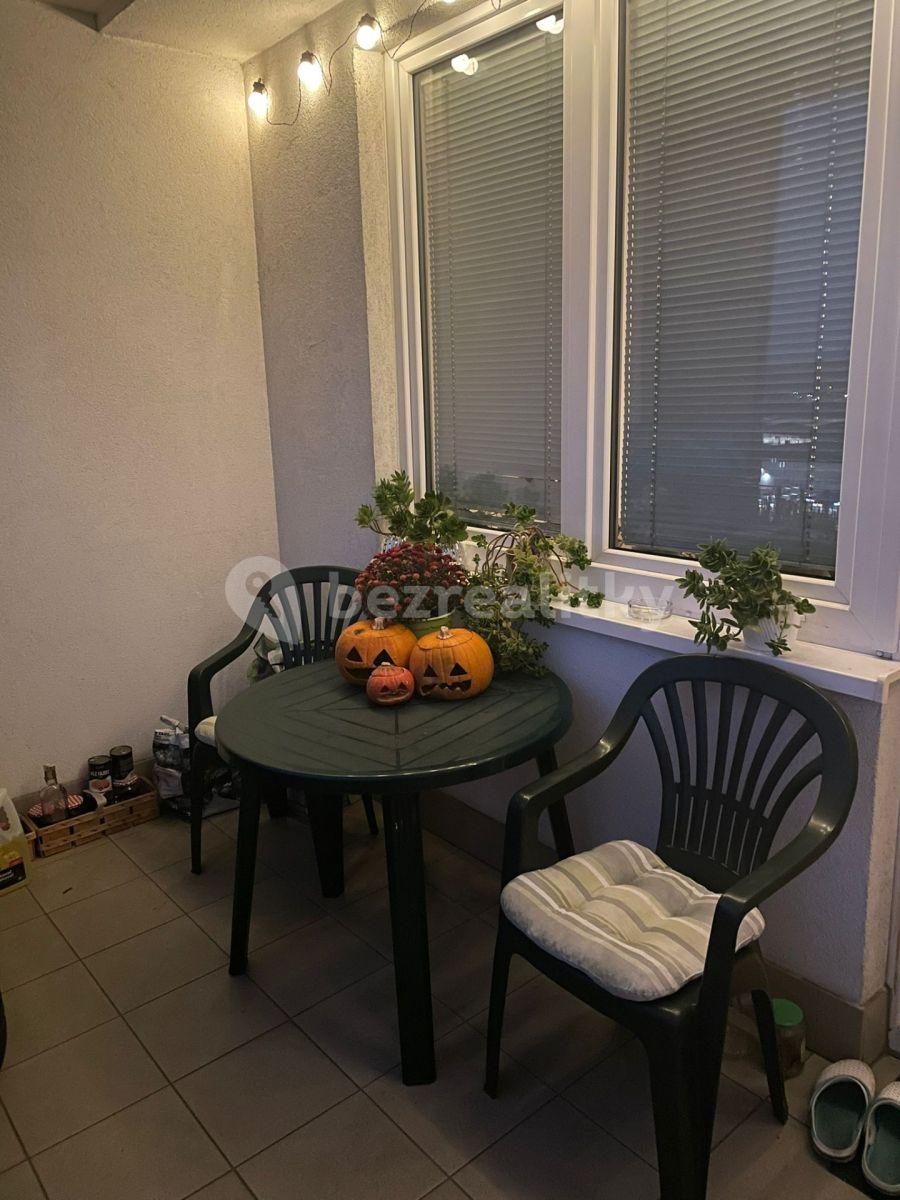 Studio flat to rent, 39 m², Podkovářská, Prague, Prague