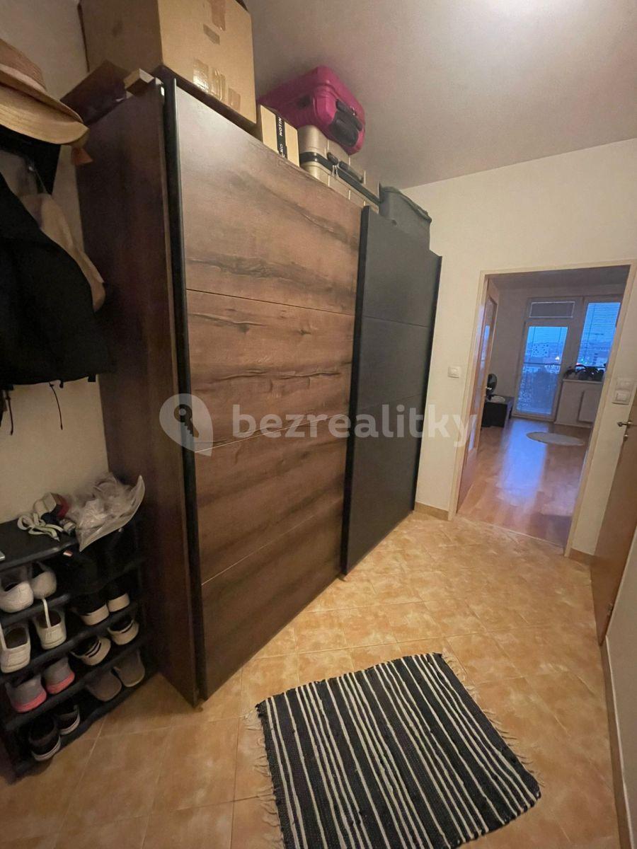 Studio flat to rent, 39 m², Podkovářská, Prague, Prague