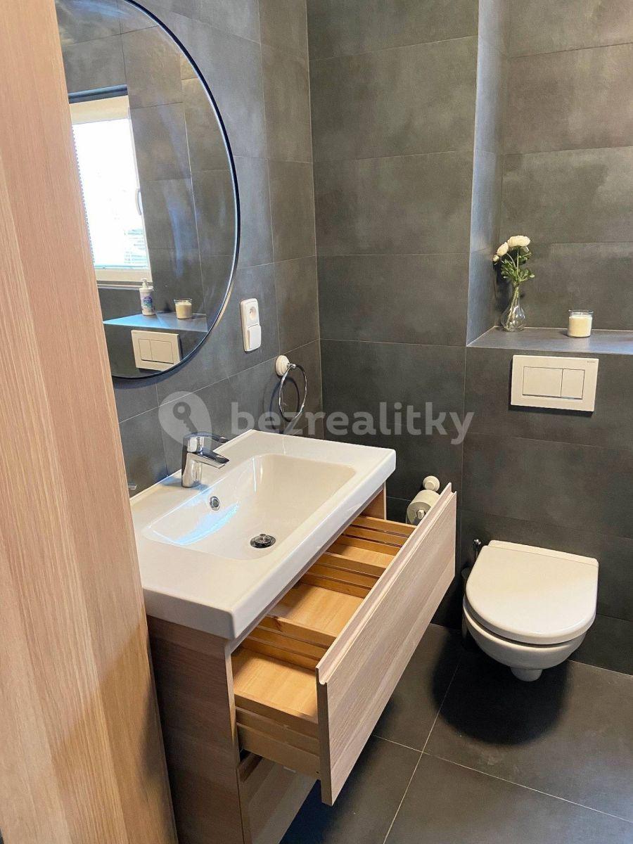 Studio flat to rent, 35 m², U Nikolajky, Prague, Prague