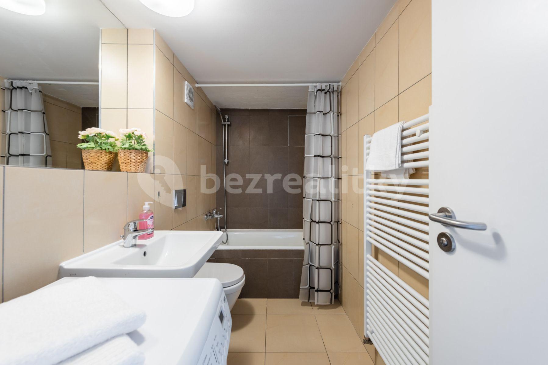 4 bedroom flat to rent, 98 m², Křižíkova, Prague, Prague