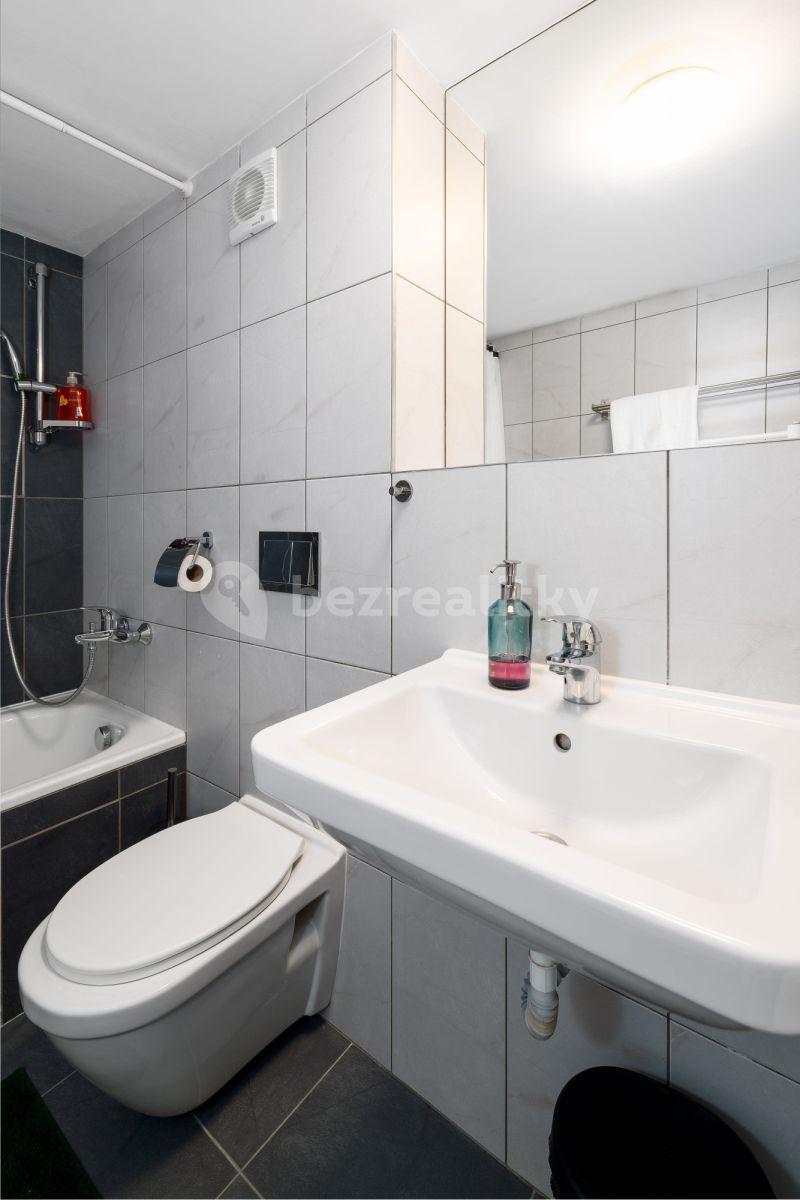 2 bedroom flat to rent, 70 m², Křižíkova, Prague, Prague