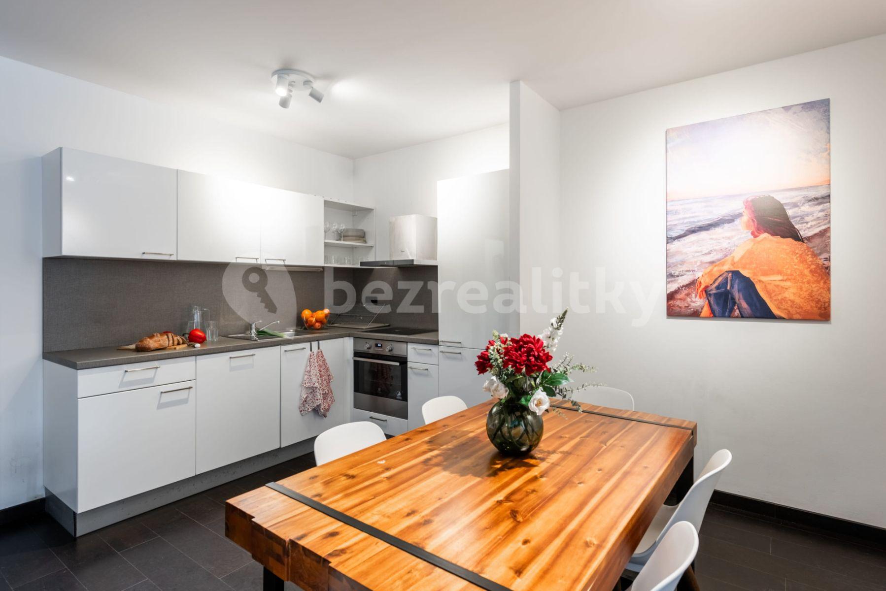 4 bedroom flat to rent, 150 m², Křižíkova, Prague, Prague