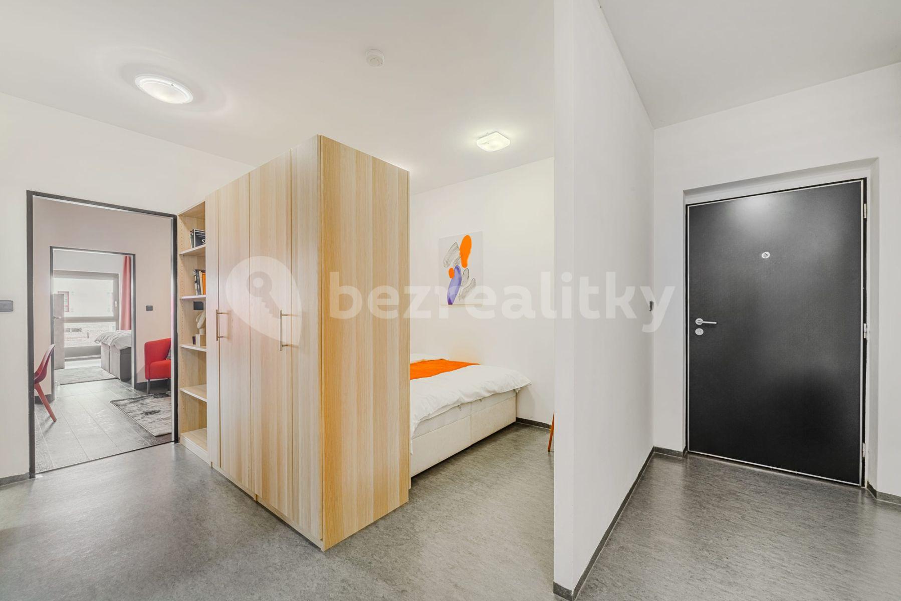 5 bedroom flat to rent, 95 m², Křižíkova, Prague, Prague