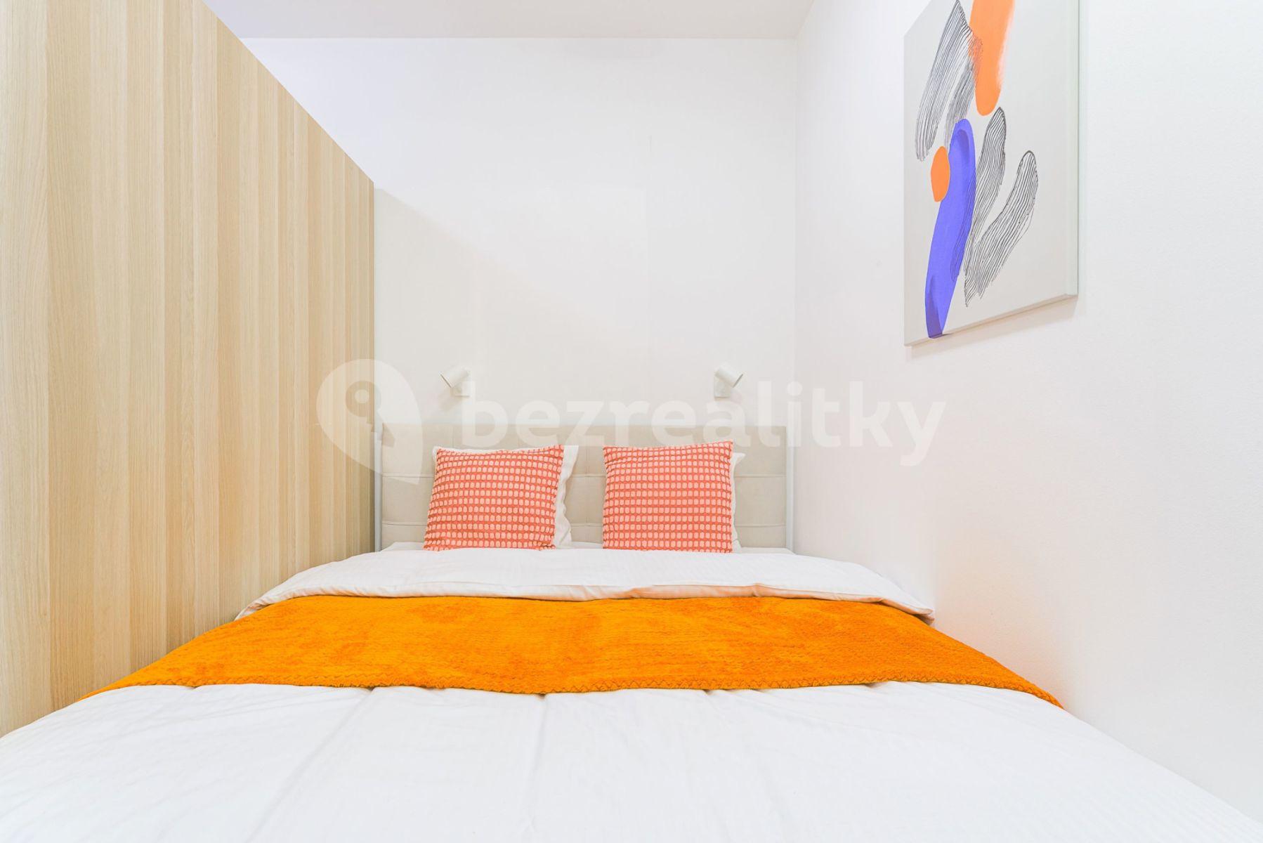 5 bedroom flat to rent, 95 m², Křižíkova, Prague, Prague