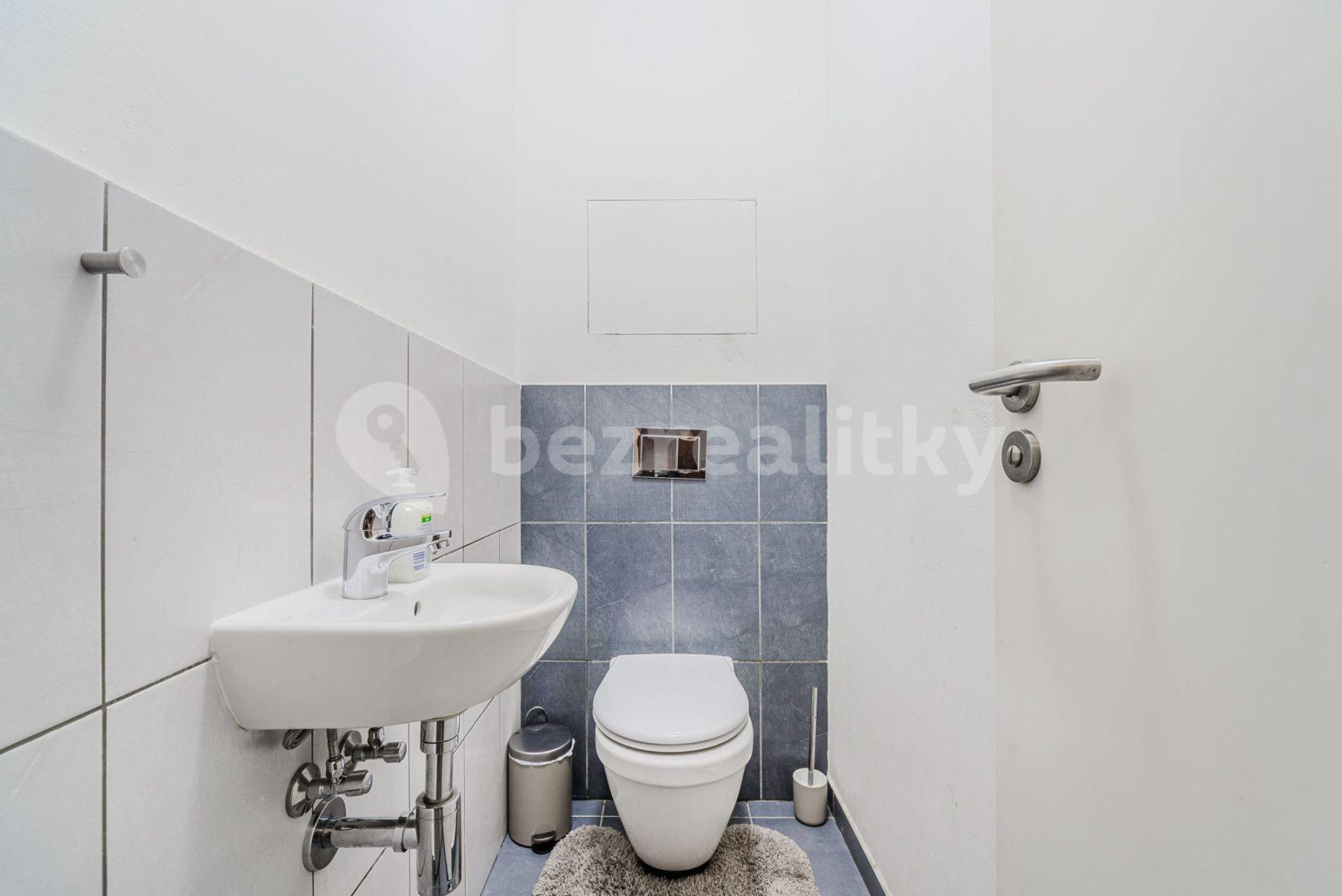 5 bedroom flat to rent, 95 m², Křižíkova, Prague, Prague