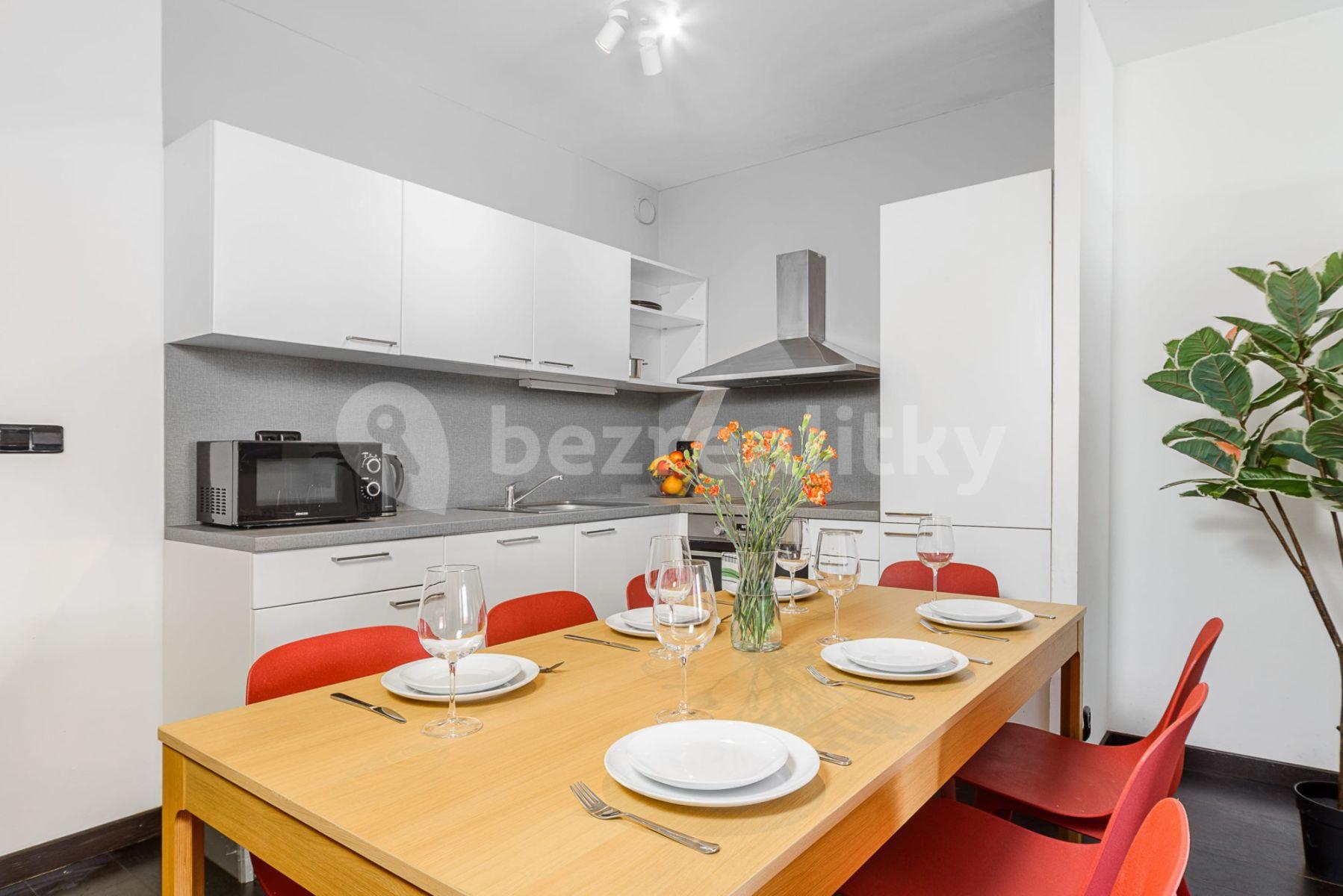 5 bedroom flat to rent, 95 m², Křižíkova, Prague, Prague