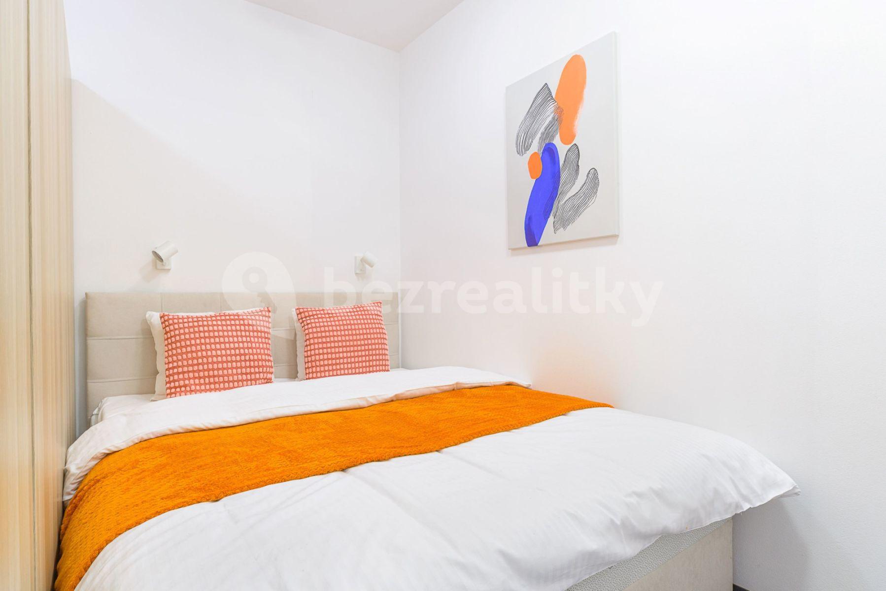 5 bedroom flat to rent, 95 m², Křižíkova, Prague, Prague