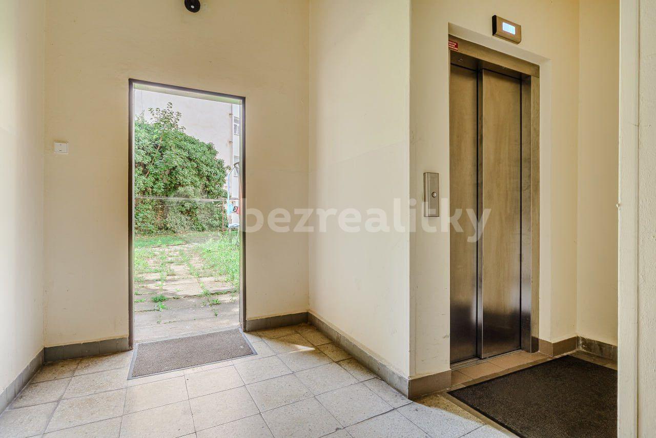 4 bedroom flat to rent, 100 m², Londýnská, Prague, Prague