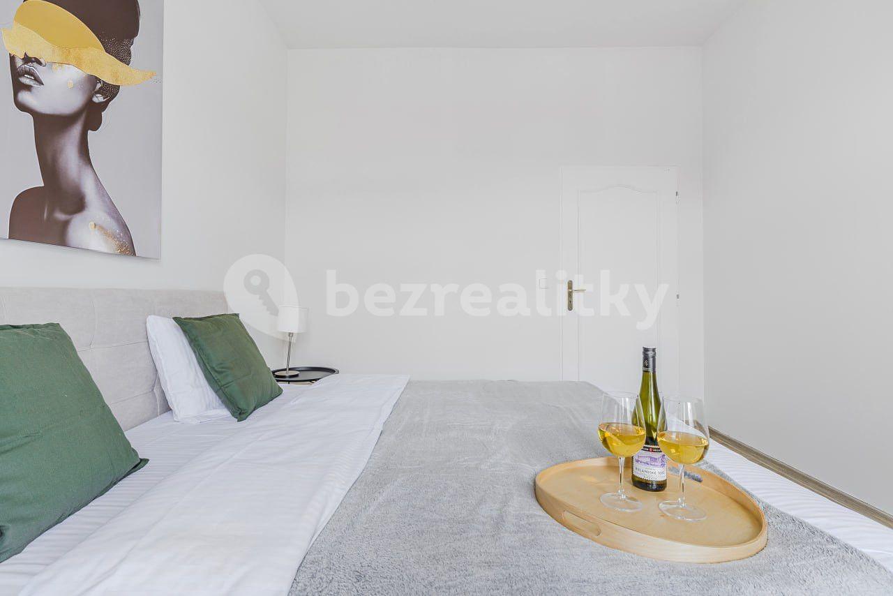 4 bedroom flat to rent, 100 m², Londýnská, Prague, Prague