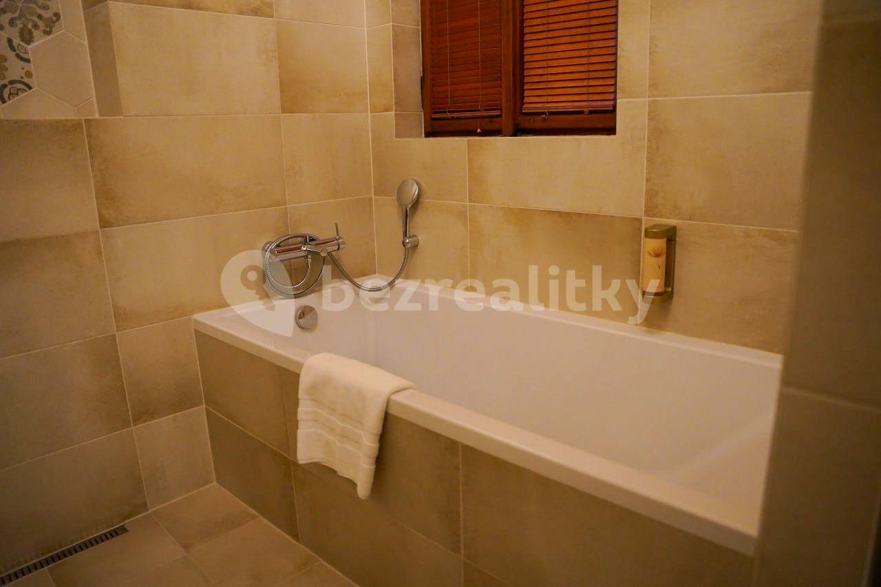 3 bedroom flat to rent, 100 m², Nerudova, Prague, Prague