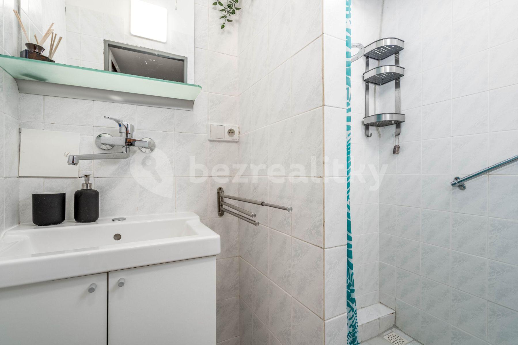 4 bedroom flat to rent, 100 m², Jiřinková, Prague, Prague