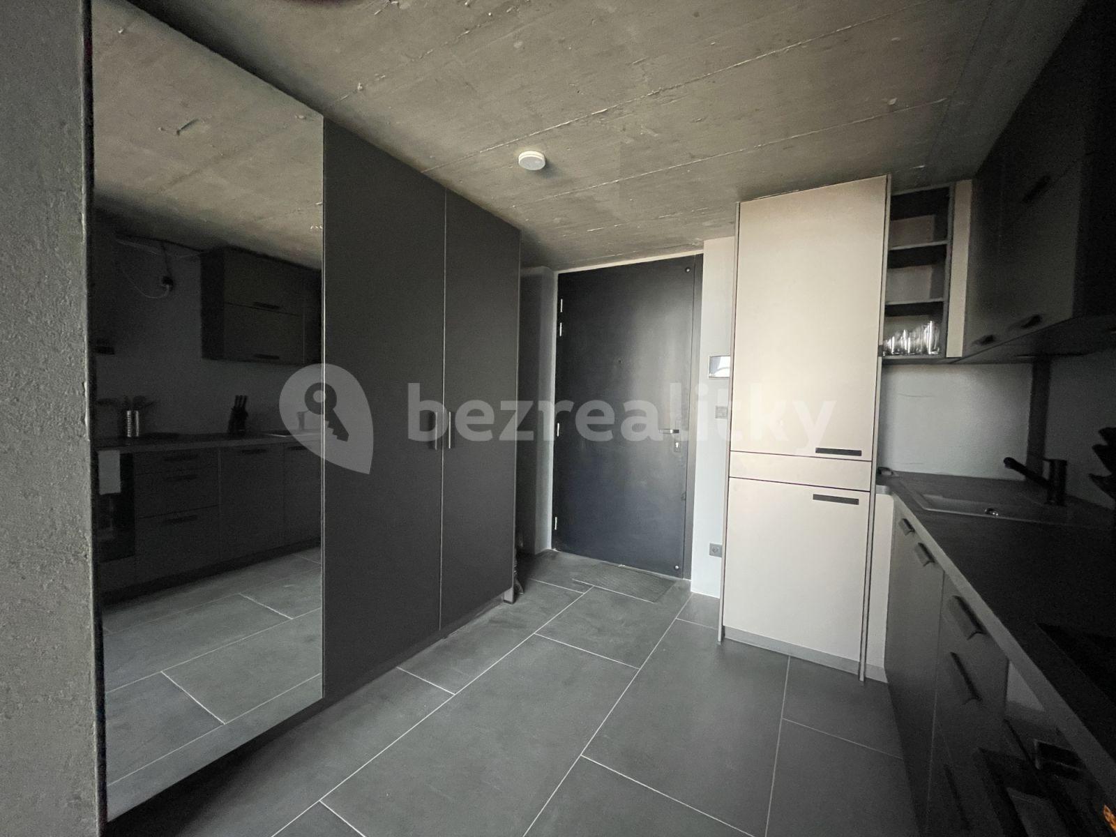 Studio flat to rent, 65 m², Československého exilu, Prague, Prague