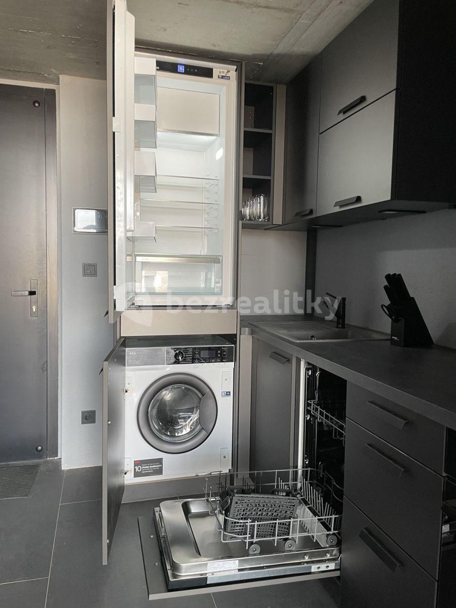 Studio flat to rent, 65 m², Československého exilu, Prague, Prague