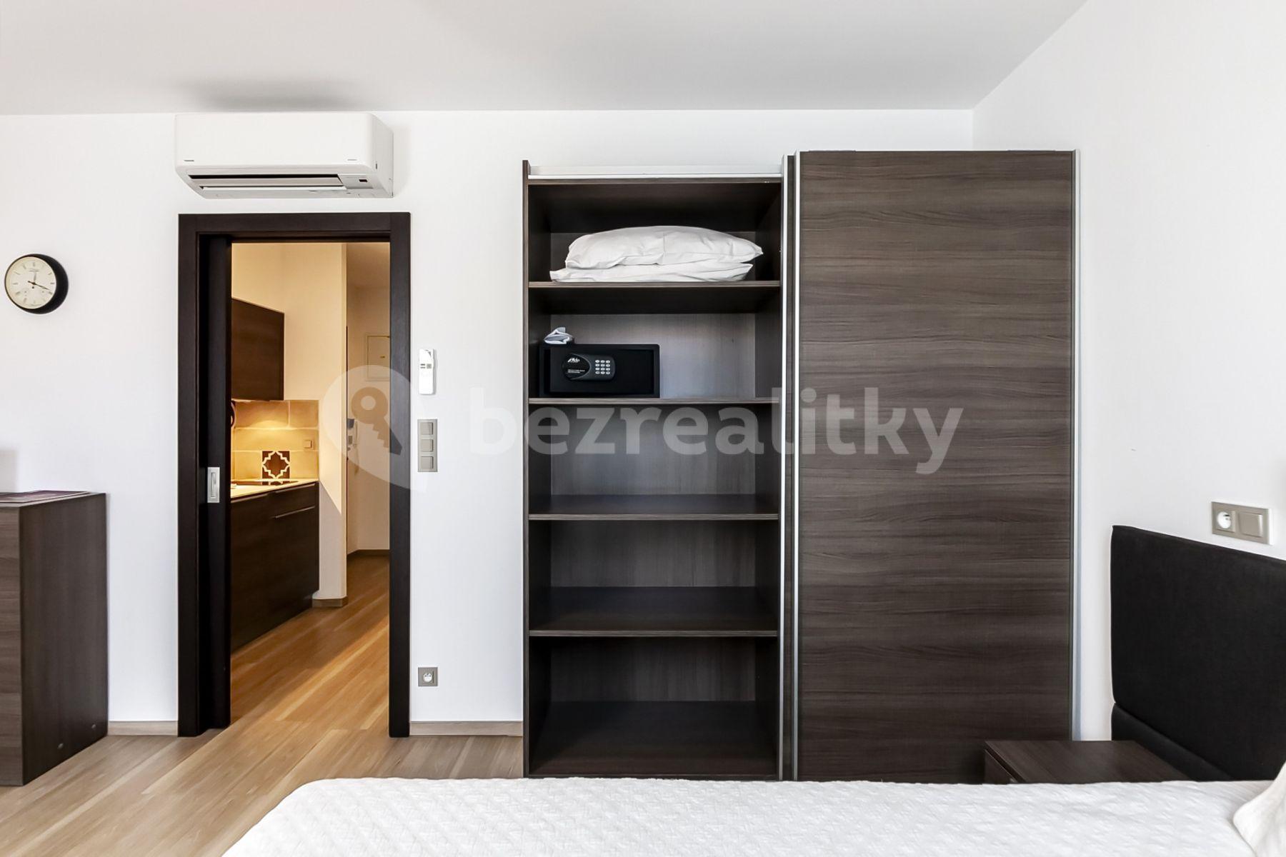 Studio flat to rent, 30 m², Legerova, Prague, Prague