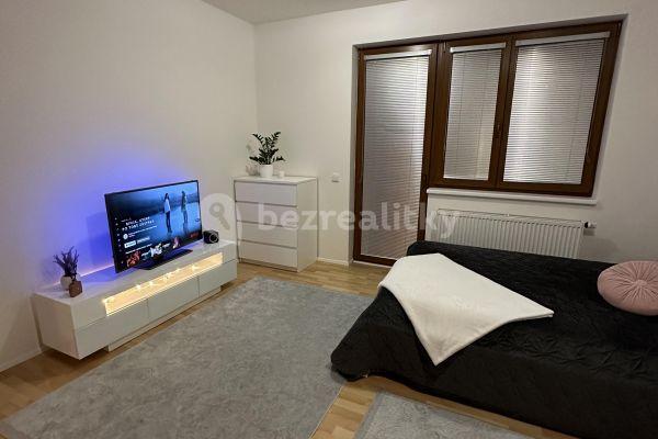 Studio flat to rent, 32 m², Zemské právo, Praha 15