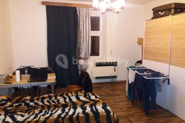 Studio flat to rent, 36 m², Na Žertvách, Praha 8