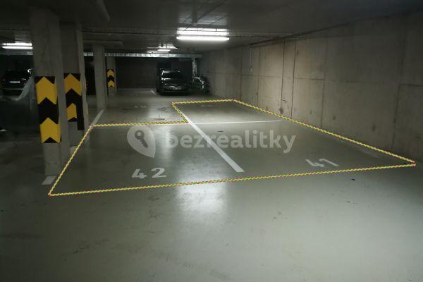 garage to rent, 15 m², Zvěřinova, Praha