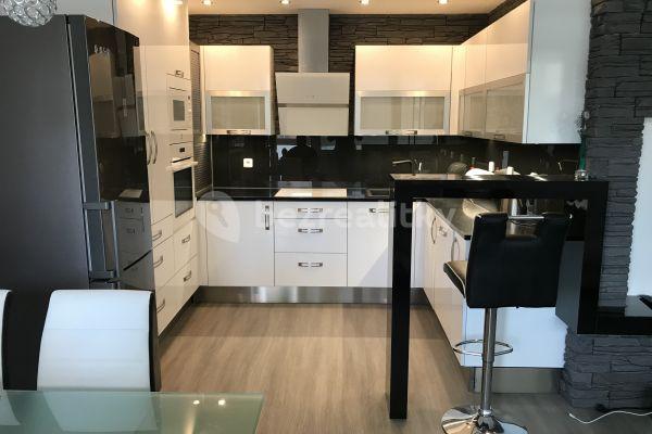 3 bedroom with open-plan kitchen flat to rent, 86 m², Vršovická, Praha