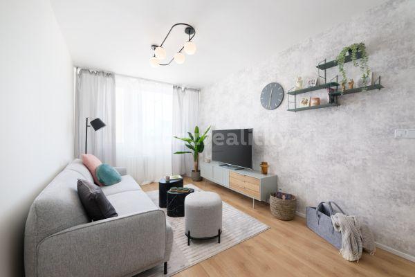 1 bedroom with open-plan kitchen flat for sale, 34 m², Čenětická, Praha
