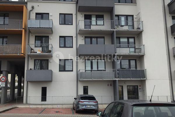 Studio flat to rent, 34 m², Velvarská, Horoměřice