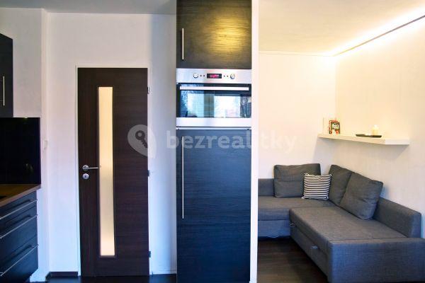 Small studio flat to rent, 27 m², V Hůrkách, Hlavní město Praha