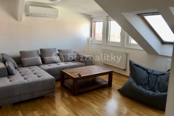 4 bedroom flat to rent, 105 m², Palackého náměstí, Třeboň