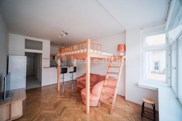 Studio flat to rent, 36 m², Štefánikova, Praha