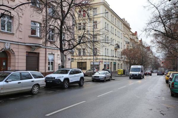 4 bedroom flat to rent, 160 m², Ruská, Praha