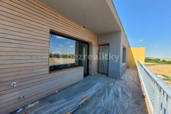 1 bedroom with open-plan kitchen flat for sale, 70 m², Hlavní, Sulice