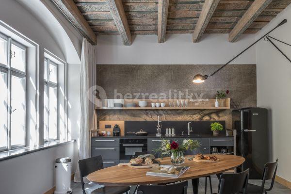 2 bedroom with open-plan kitchen flat to rent, 90 m², Vlašská, Praha