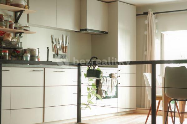 Studio flat to rent, 52 m², Přípotoční, Praha