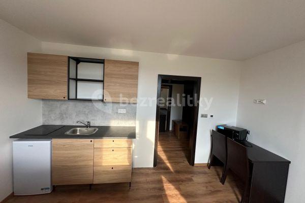 Studio flat to rent, 23 m², Suchdolské náměstí, Praha