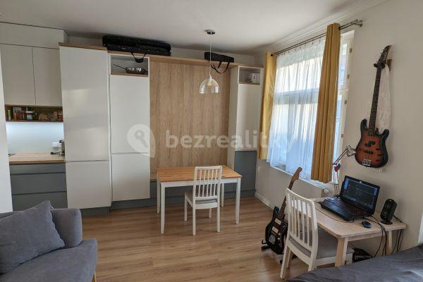 Studio flat to rent, 34 m², Na Zámyšli, Praha