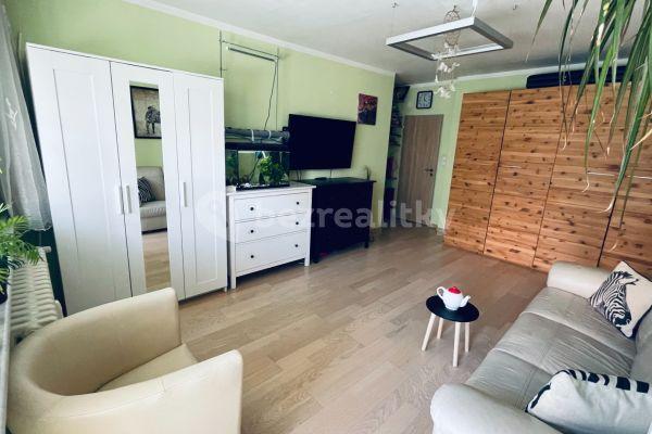 3 bedroom flat for sale, 71 m², Jarníkova, Praha