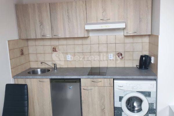 Small studio flat to rent, 26 m², Seifertova, Hlavní město Praha