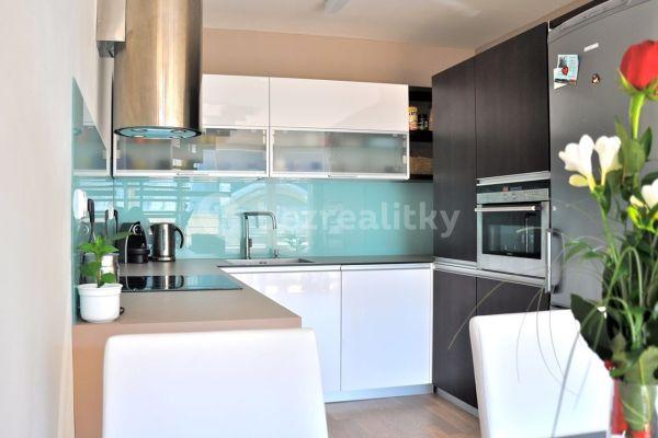 2 bedroom with open-plan kitchen flat to rent, 105 m², Žižkova, Brno