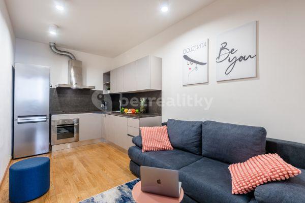 4 bedroom flat to rent, 96 m², Sokolovská, Praha