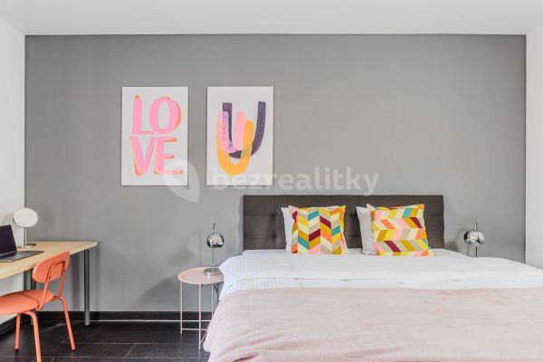 5 bedroom flat to rent, 95 m², Křižíkova, Praha